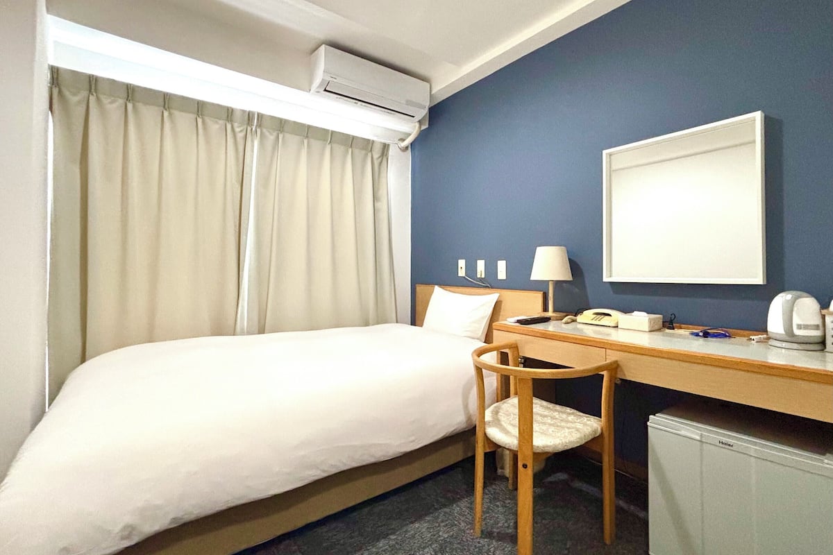 Premium bedding, desk, iron/ironing board, free WiFi