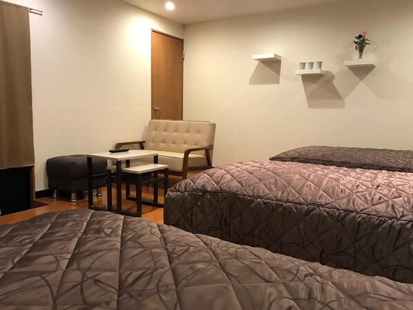 Hochwertige Bettwaren, Schreibtisch, Bügeleisen/Bügelbrett