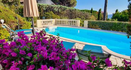 Schöne Villa mit Meerblick Golf St Tropez großen Garten und Pool.