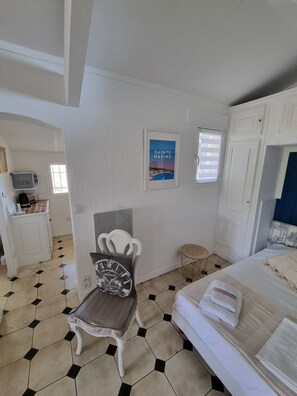 4 bedrooms, in-room safe, desk, iron/ironing board