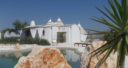 Charmant et romantique trulli en pierre du XIX siecle, avec piscine