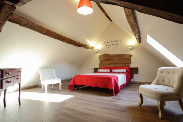 4 habitaciones, tabla de planchar con plancha y cuna de viaje 