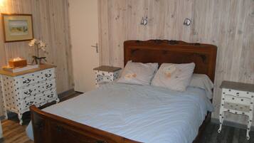 1 bedroom, desk, free WiFi, bed sheets