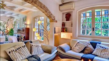 Smart TV, fireplace, ping pong, books