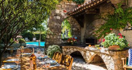Upea Villa la Provence 5 *, poreallas, itsenäinen studio, uima-allas