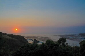 Plage à proximité, chaises longues, serviettes de plage
