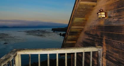 Cliffside Mendocino "Desire" Cabin with Ocean Views