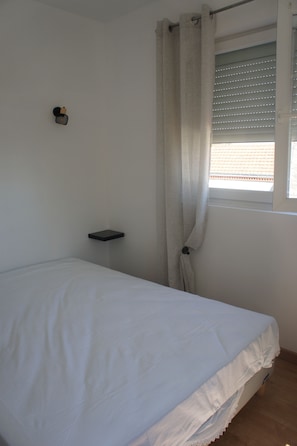 2 bedrooms, iron/ironing board, WiFi