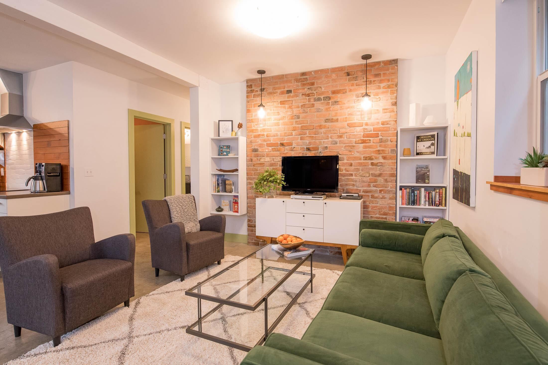 Smart TV, reproductor de DVD, tenis de mesa y libros 