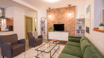 Smart TV, reproductor de DVD, tenis de mesa y libros