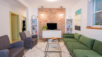 Una Smart TV, un reproductor de DVD, una mesa de tenis de mesa, libros