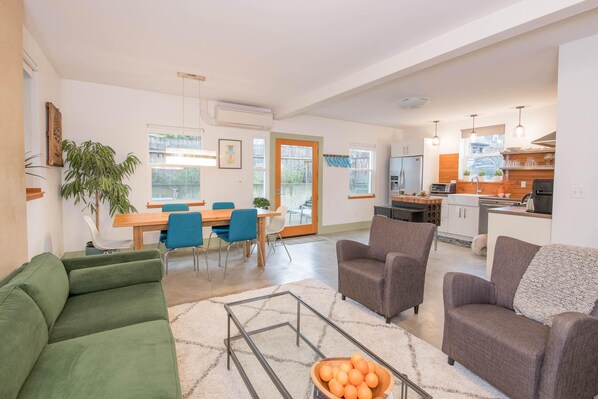 Smart-TV, DVD-Player, Tischtennisplatte, Bücher