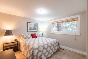 3 bedrooms, desk, iron/ironing board, free WiFi