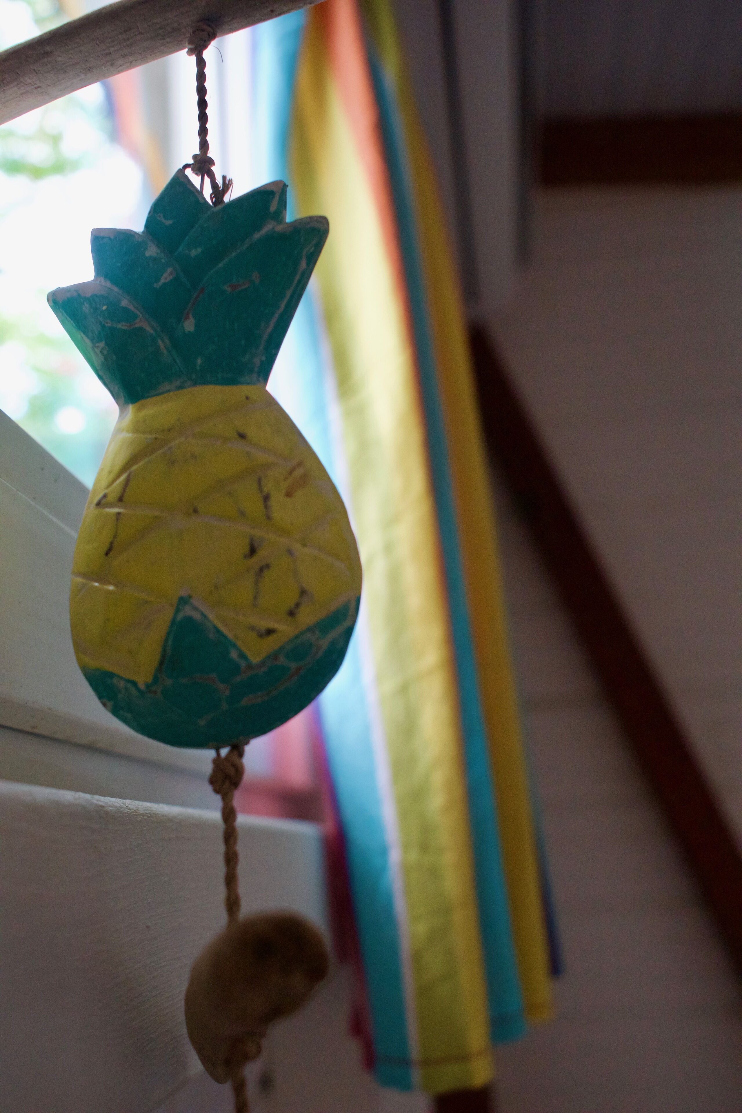 Une décoration suspendue ornée d’un motif ananas.