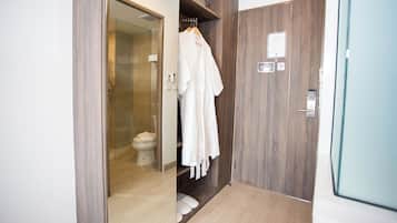 Deluxe Triple Room | Desk, blackout curtains, free WiFi, bed sheets