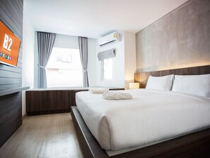 Luxe driepersoonskamer | Een bureau, verduisterende gordijnen, gratis wifi, beddengoed