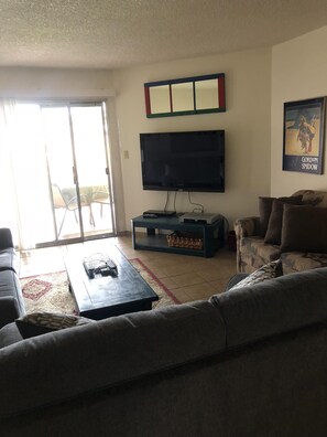 Smart TV, DVD player, books - Bring your toothbrush!   (Yuma)