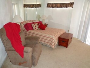 2 bedrooms, desk, iron/ironing board, free WiFi - Bring your toothbrush!   (Yuma)