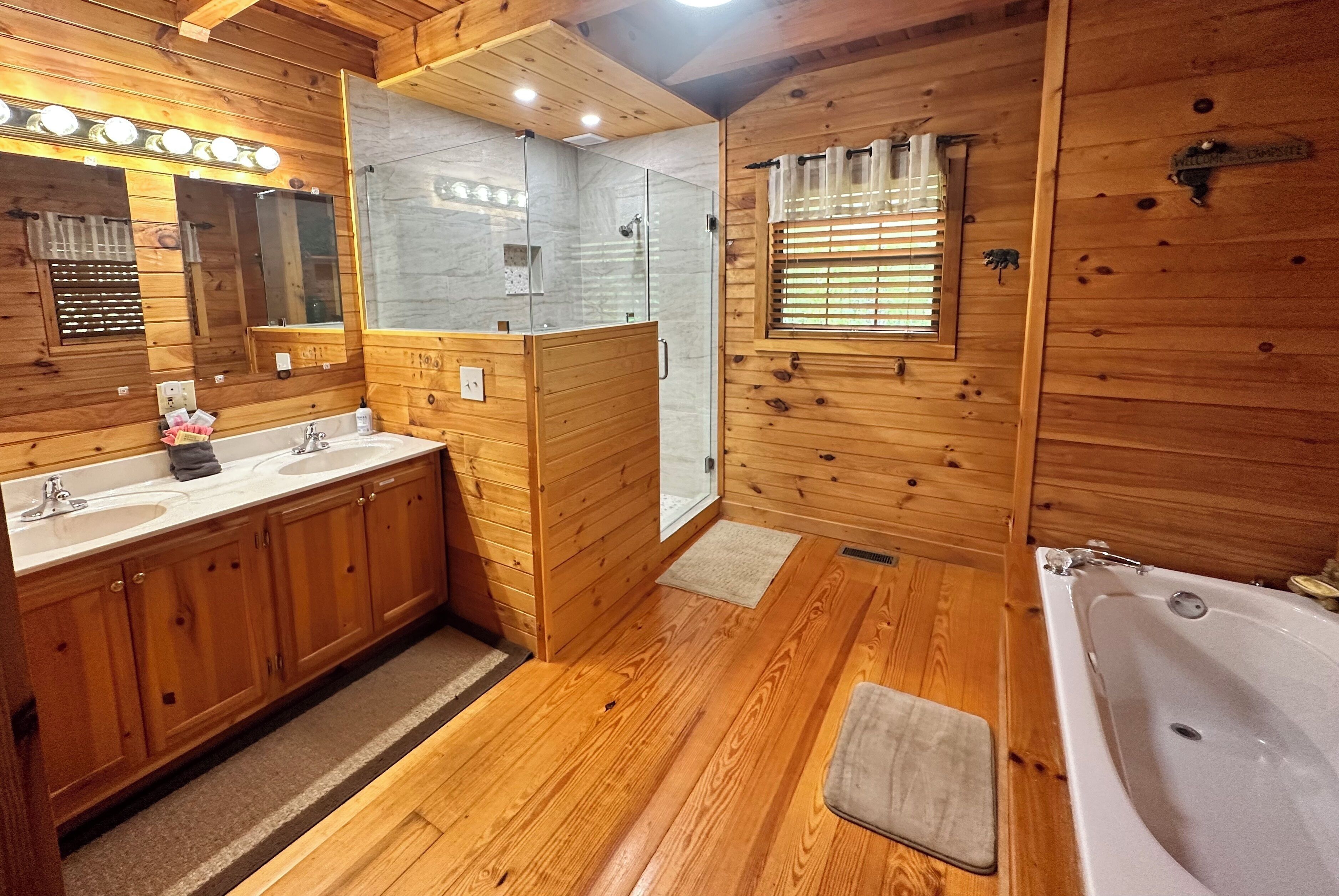 Combined shower/tub, jetted tub, hair dryer, towels