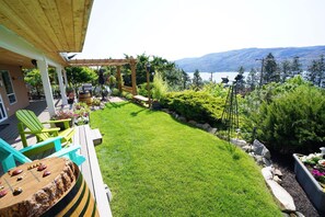 Terrace/patio - RELAX, You're on LAKE TIME!  Business Licence # 5532 (Peachland)