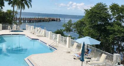 Waterfront 3 habitaciones / 3 baños condominio completamente renovado en el puerto de Sanibel