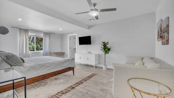 4 bedrooms, desk, iron/ironing board, travel crib