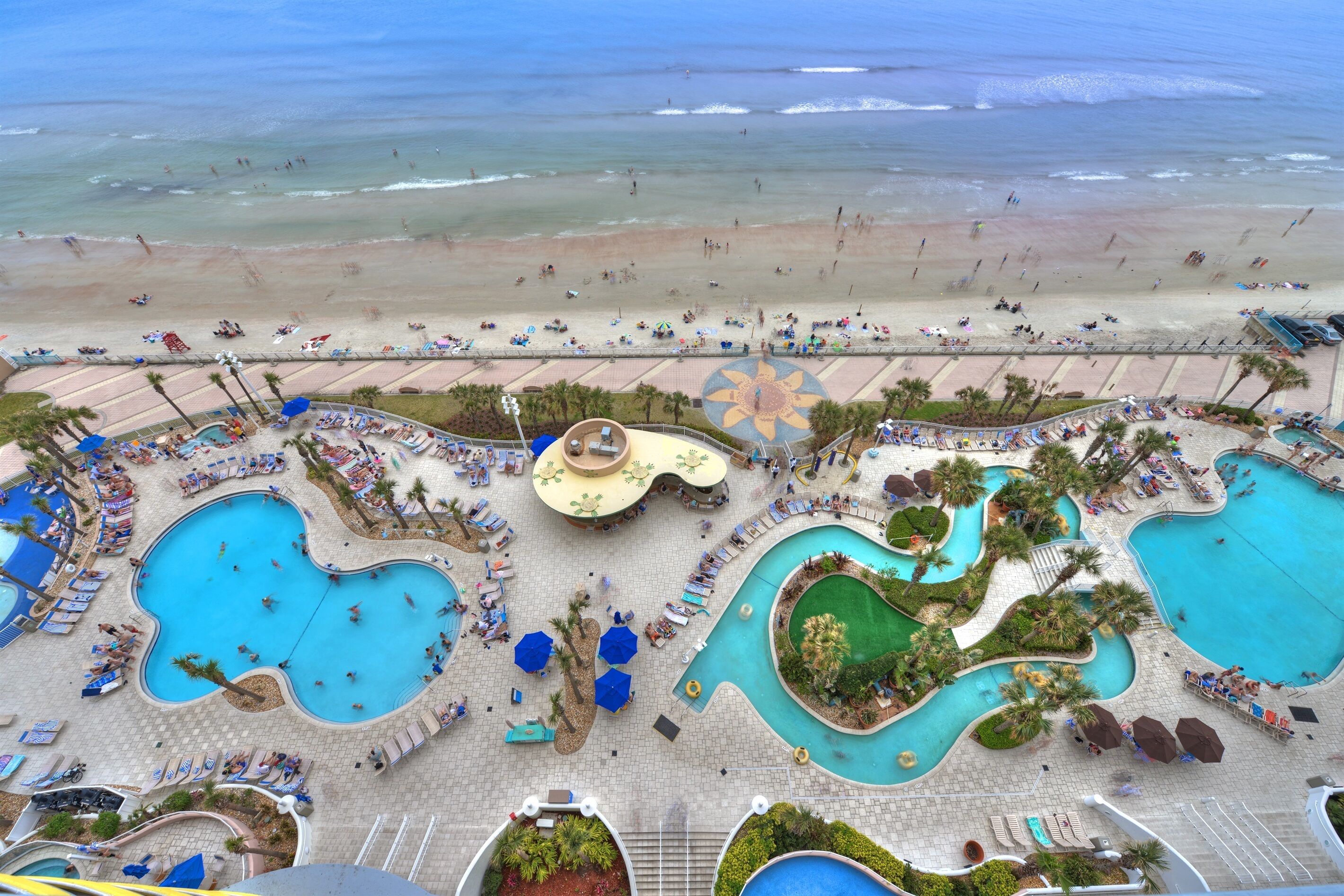 Una piscina cubierta, una piscina climatizada