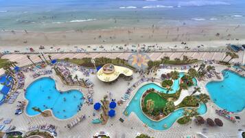 Una piscina cubierta, una piscina climatizada