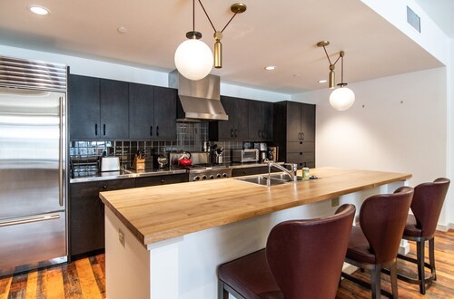 Sophistication & Convenience; Urban Flat one block from Town Square