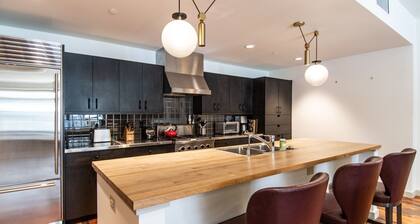 Sophistication & Convenience; Urban Flat one block from Town Square