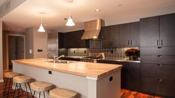 Réfrigérateur, four à micro-ondes, un four, surface de cuisson