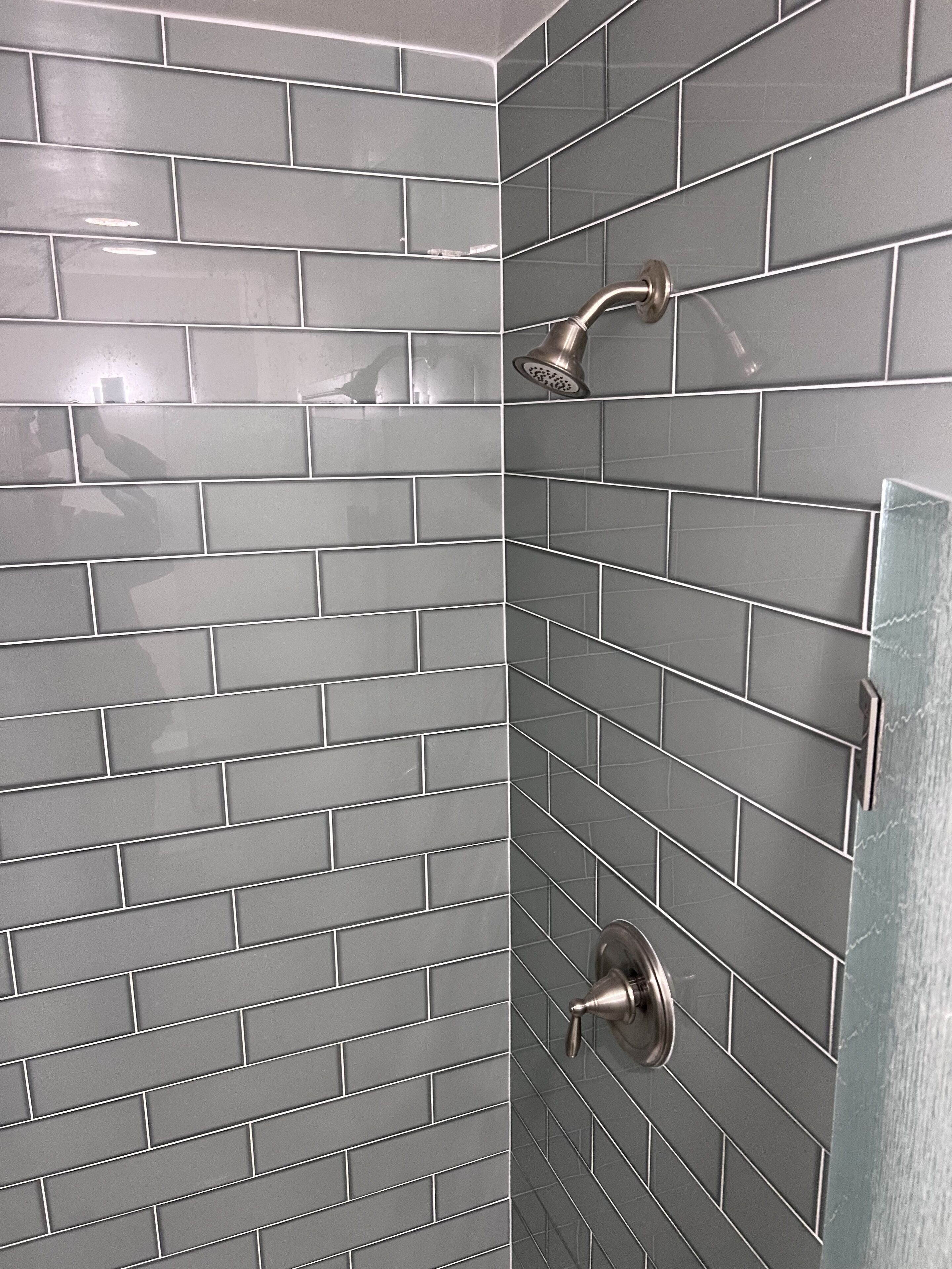 Duschwanne, Haartrockner, Handtücher, Toilettenpapier