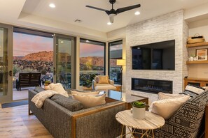 Televisión, chimenea y reproductor de DVD 