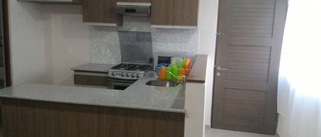 Mikrobølgeovn, kaffetrakter/tekoker, brødrister og kjøkkenutstyr