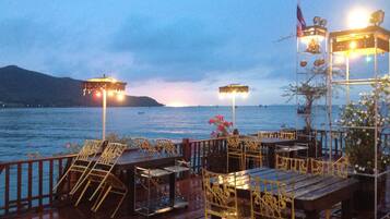 Breakfast, lunch, dinner served; seafood