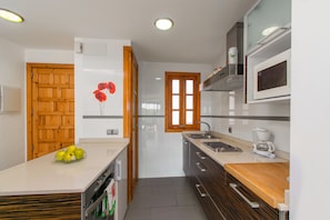 Køleskab, mikrobølgeovn, ovn, kogeplade