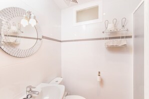 Shower, hair dryer, towels, toilet paper - CARABELA BEACH for 4 with pool 10 m from the beach (Alcúdia)