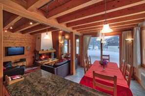 Interior - Chalet Coralie – 3-Bed Chalet with Garden Near Grand Montets (Chamonix-Mont-Blanc)