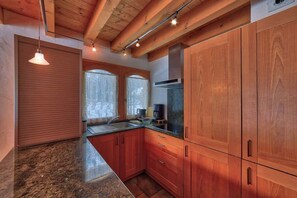 Fridge, microwave, oven, stovetop - Chalet Coralie – 3-Bed Chalet with Garden Near Grand Montets (Chamonix-Mont-Blanc)