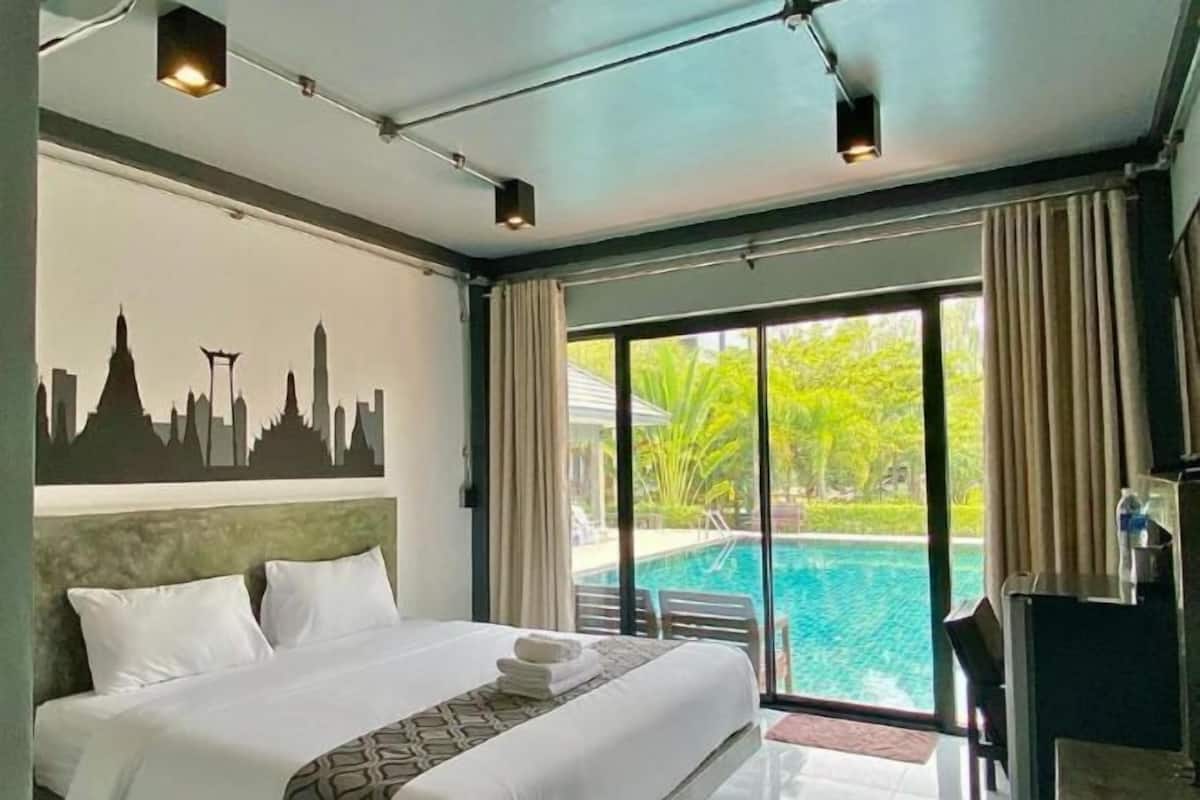 Blackout drapes, free WiFi, bed sheets