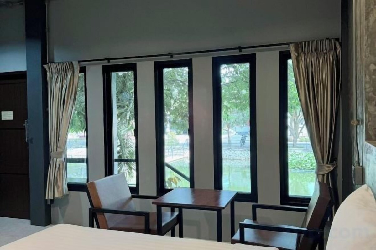 Blackout drapes, WiFi (free), bed sheets