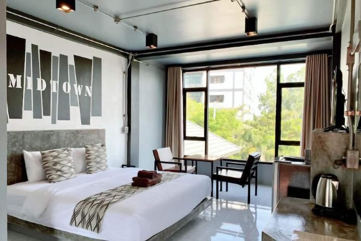 Blackout drapes, free WiFi, bed sheets