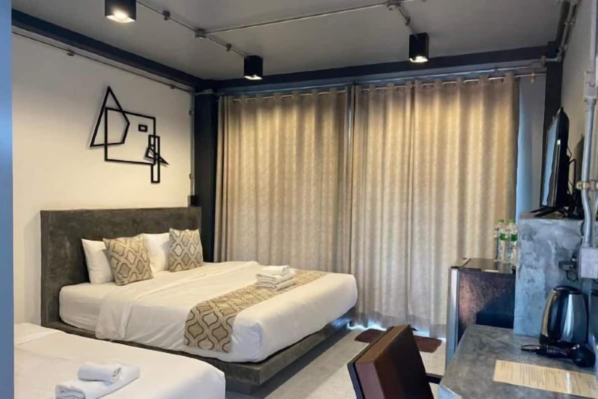 Blackout drapes, free WiFi, bed sheets