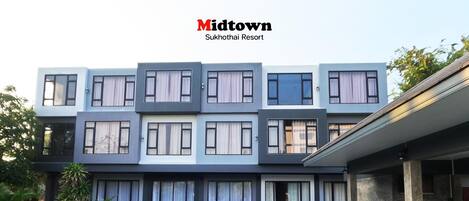 Cortinas opacas, wifi gratis, ropa de cama