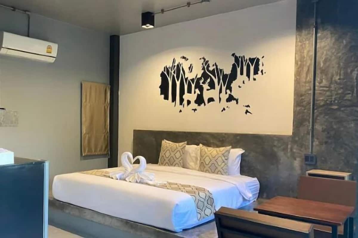 Blackout drapes, free WiFi, bed sheets