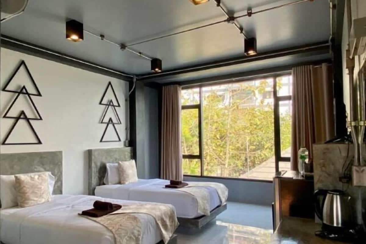 Blackout drapes, free WiFi, bed sheets
