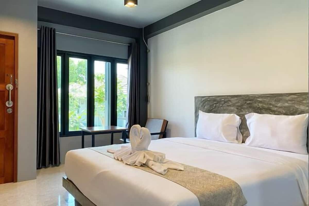 Blackout drapes, free WiFi, bed sheets