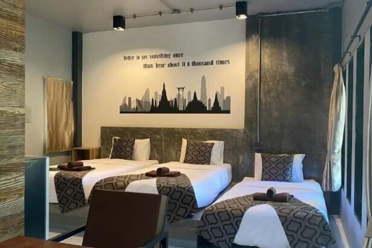Blackout drapes, free WiFi, bed sheets
