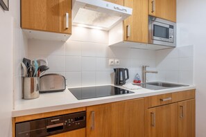 Réfrigérateur, micro-ondes, plaque de cuisson, lave-vaisselle