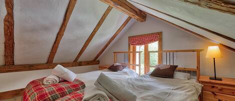 5 bedrooms, iron/ironing board, free WiFi, bed sheets